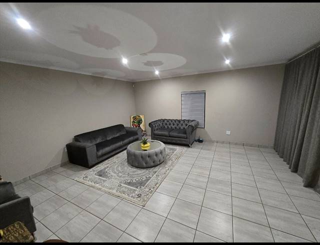 4 BEDROOM CLUSTER FOR SALE IN POMONA